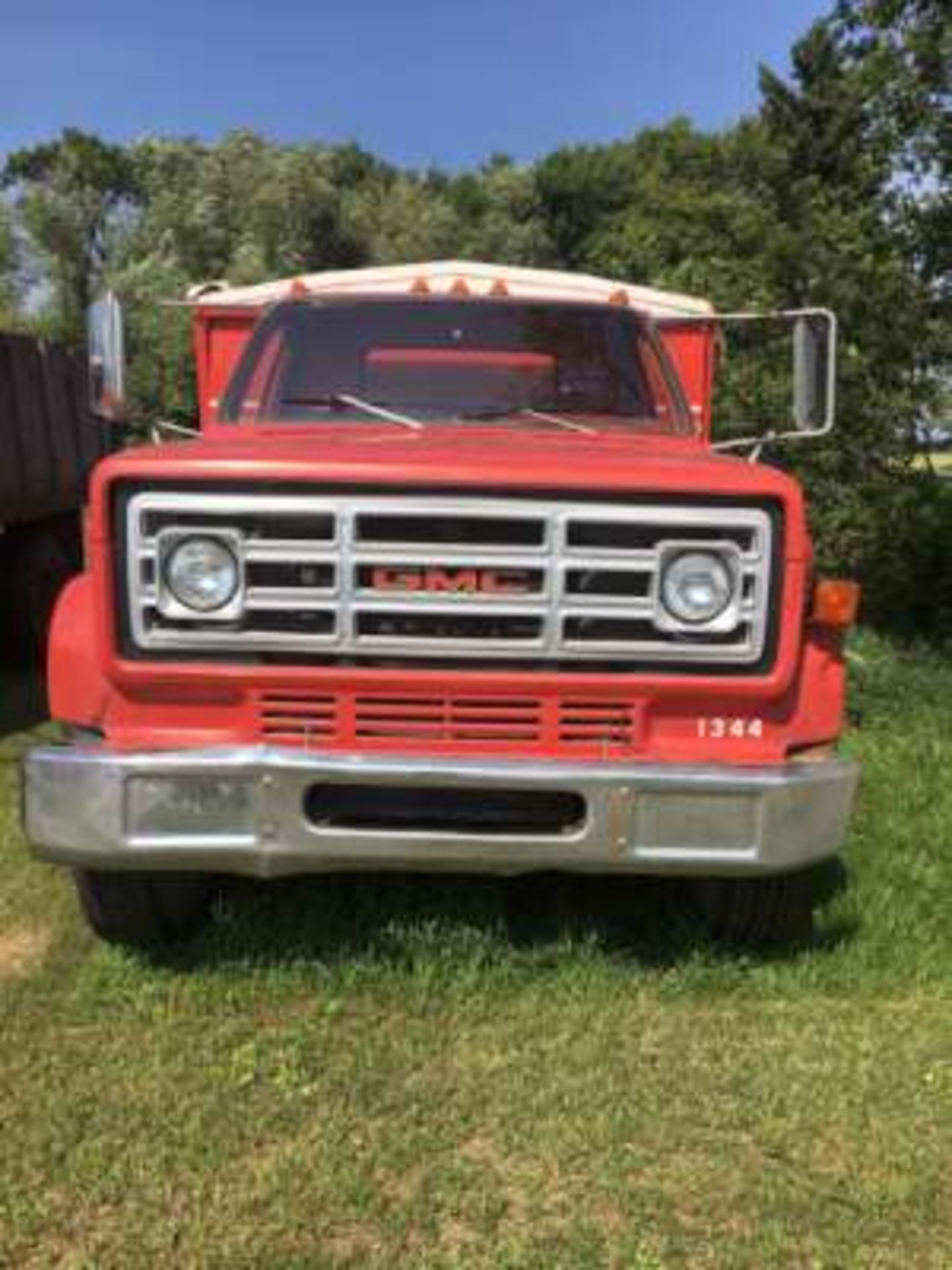 1981 GMC 3 ton truck, 350 V8 engine, 4x2spd, steel 15ft B&H w/tarp (nice) - Image 2 of 4