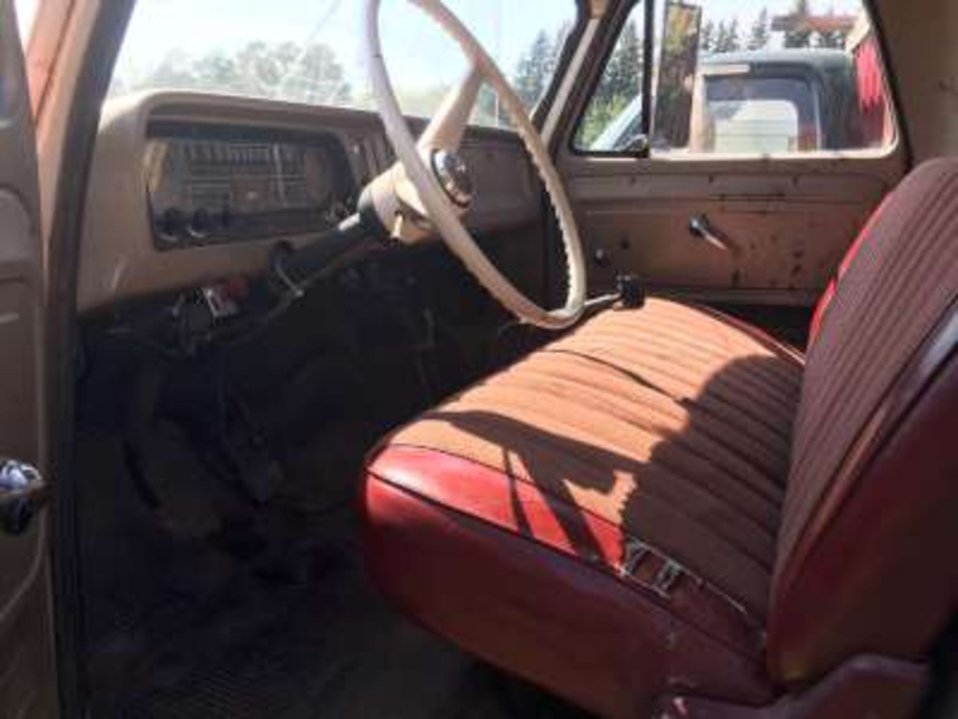 1964 Chev 60 series grain truck, V8 4x2spd, 15ft wooden B&H, 56,000 miles - Image 6 of 7