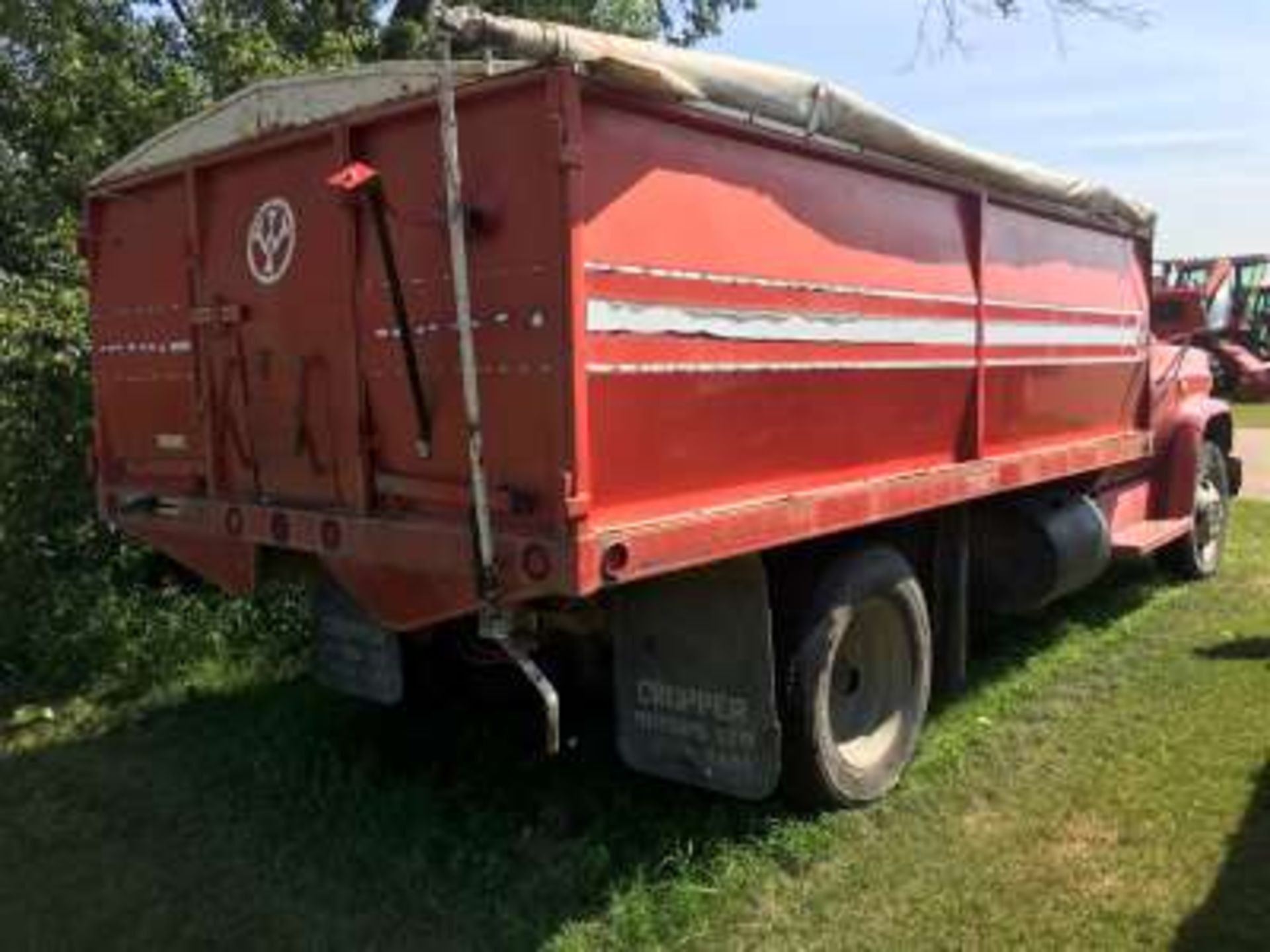 1981 GMC 3 ton truck, 350 V8 engine, 4x2spd, steel 15ft B&H w/tarp (nice) - Image 4 of 4