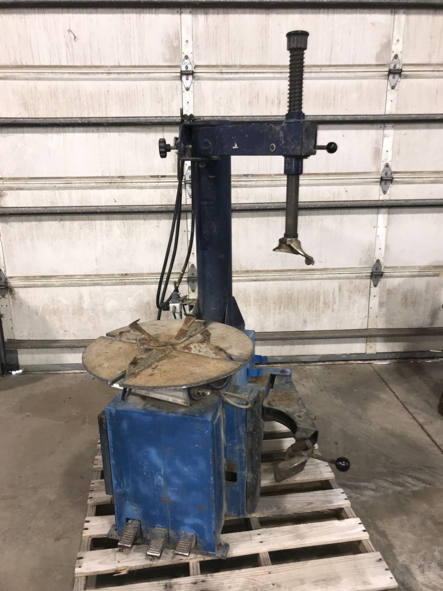 Rim Clamp Tire Machine 18" (small air leak)