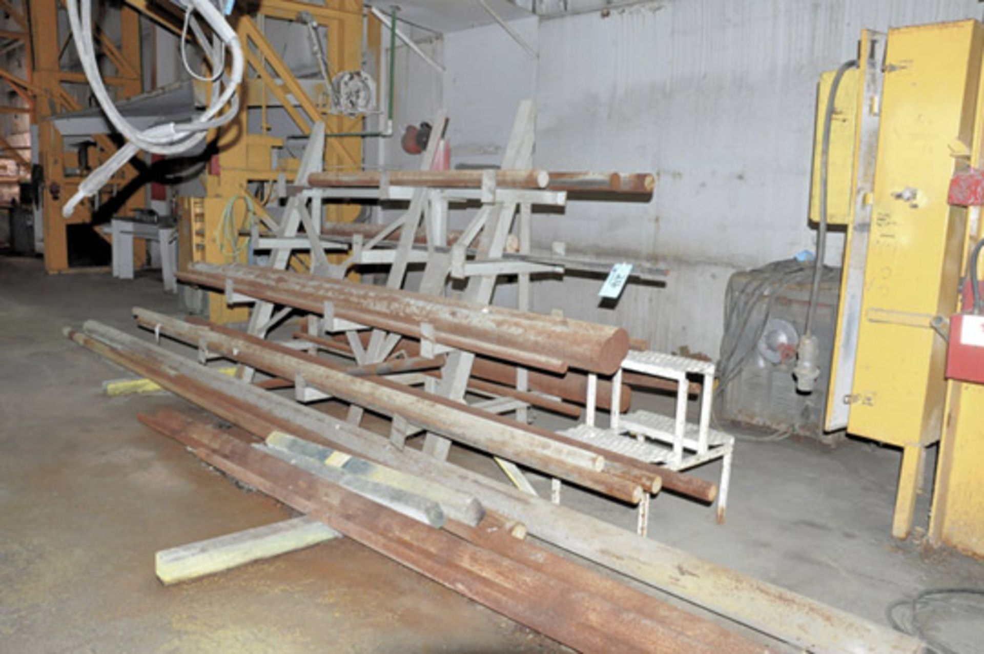 Lot-Solid Round Bar Steel Stock with Double-Sided Cantilever Rack