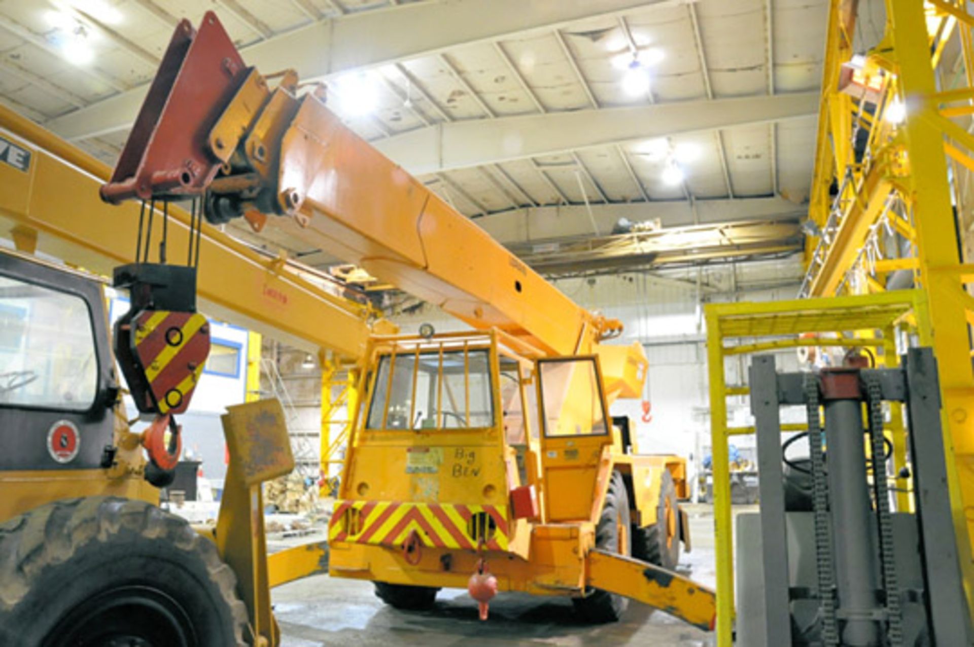 LORAIN MODEL LRT-15H 15-Ton Capacity Diesel Rough Terrain Telescoping Boom Mobile Crane - Image 2 of 10