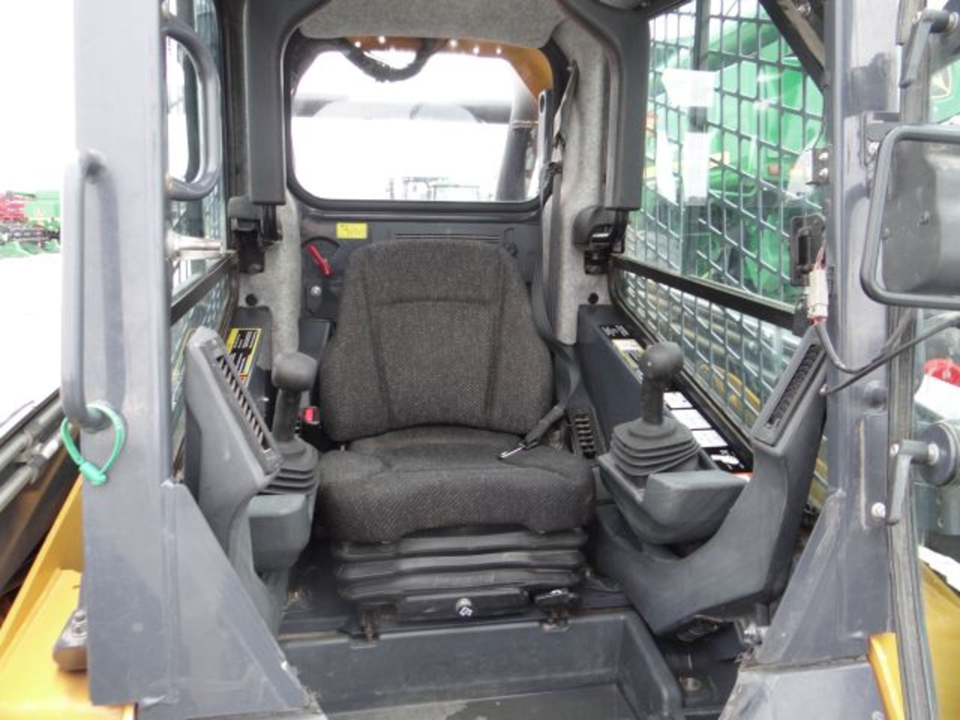 JD 333E Skid Steer, 2015 #64033, CTL, Cab w/ Ac and Heat, Switchable EH Foot-H-ISO Pattern - Image 5 of 6