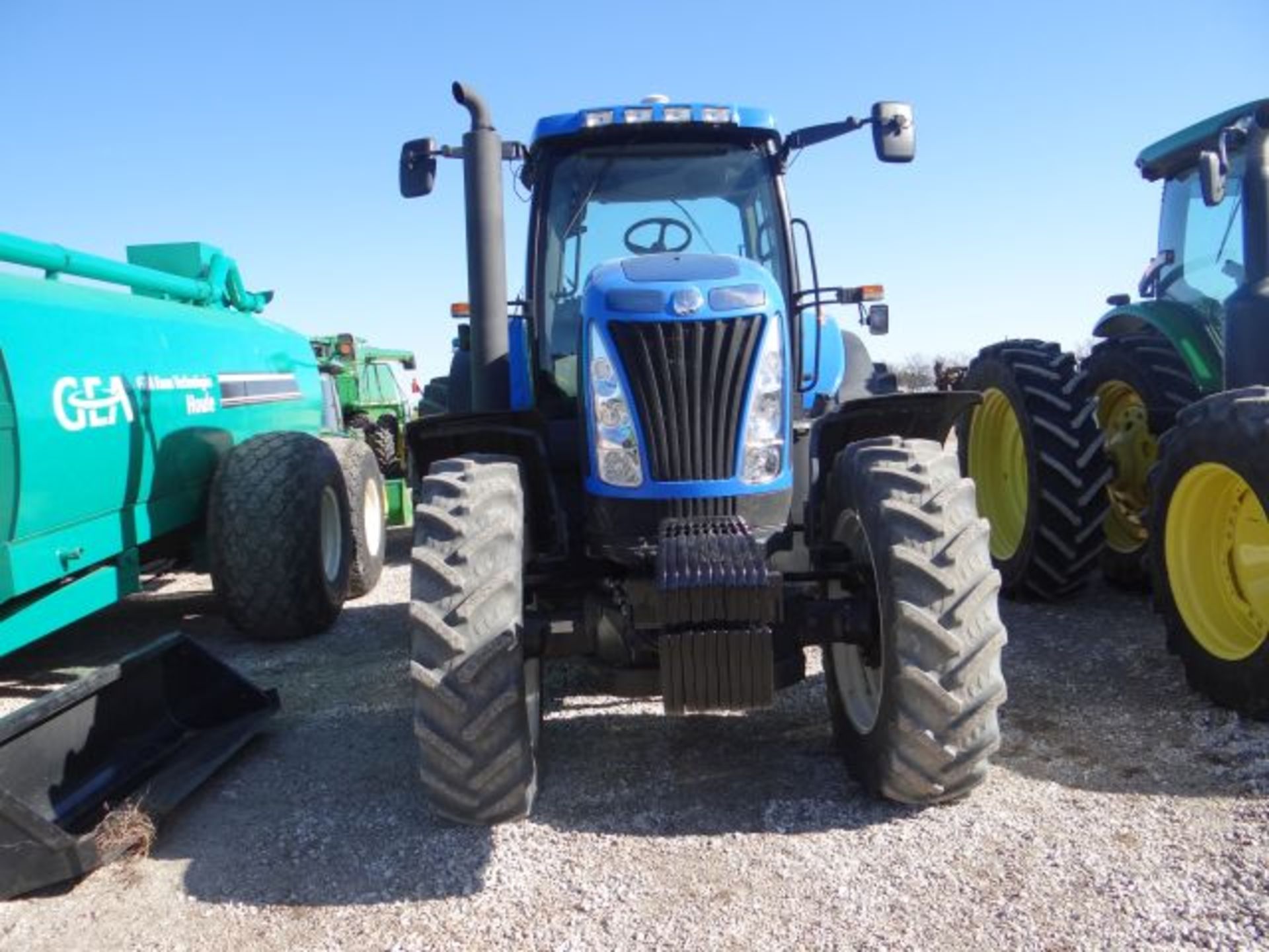 NH T8040 Tractor, 2011 MFWD, 3429 hrs, Suspension Front End, 4 Remotes, PTO, FM-750 Trimble, Auto - Image 2 of 8