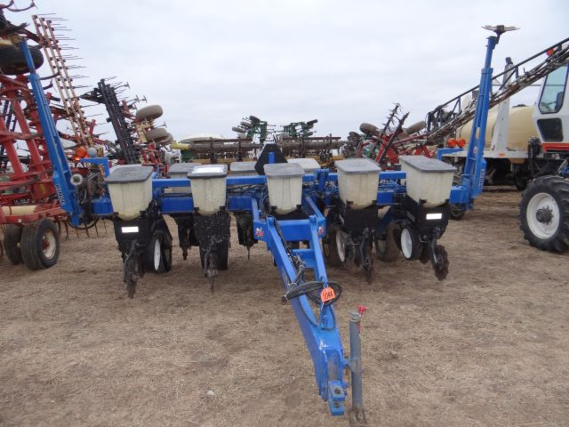 Kinze 611PT Planter 11/30, 11 Beans Cups in Planter, New 2017, 6 Corn Meters, New Monitor & Manual