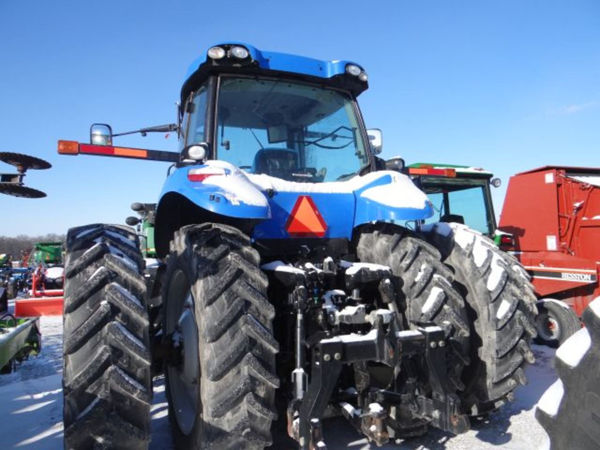 NH T8-300 Tractor #64401, 1831 hrs, MFWD, 4 SCV's, Michelin 480/80R46 Duals Rear, Michelin 380/85R34 - Image 5 of 5