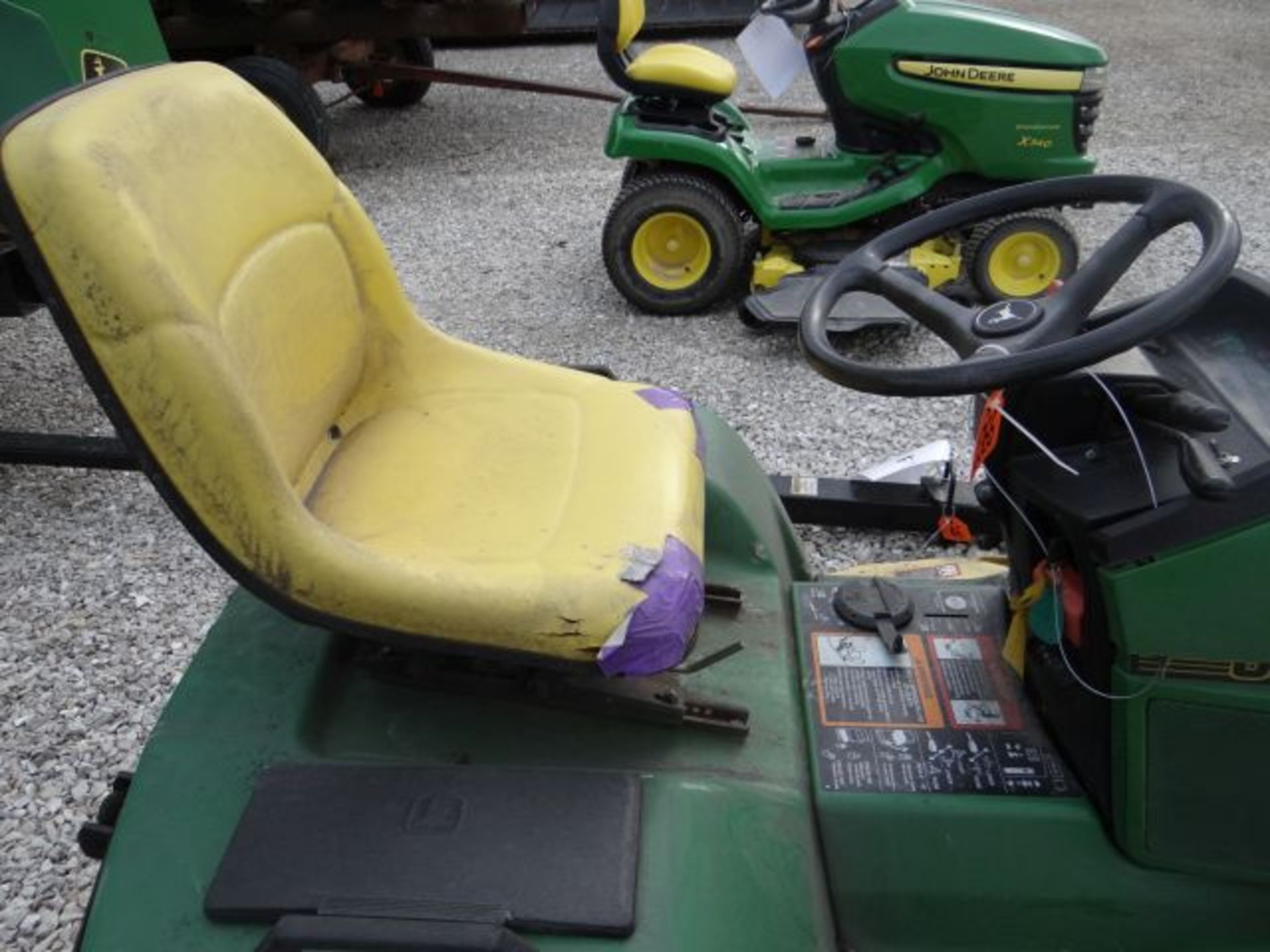 JD 445 Lawn Mower 1076 hrs - Image 4 of 6