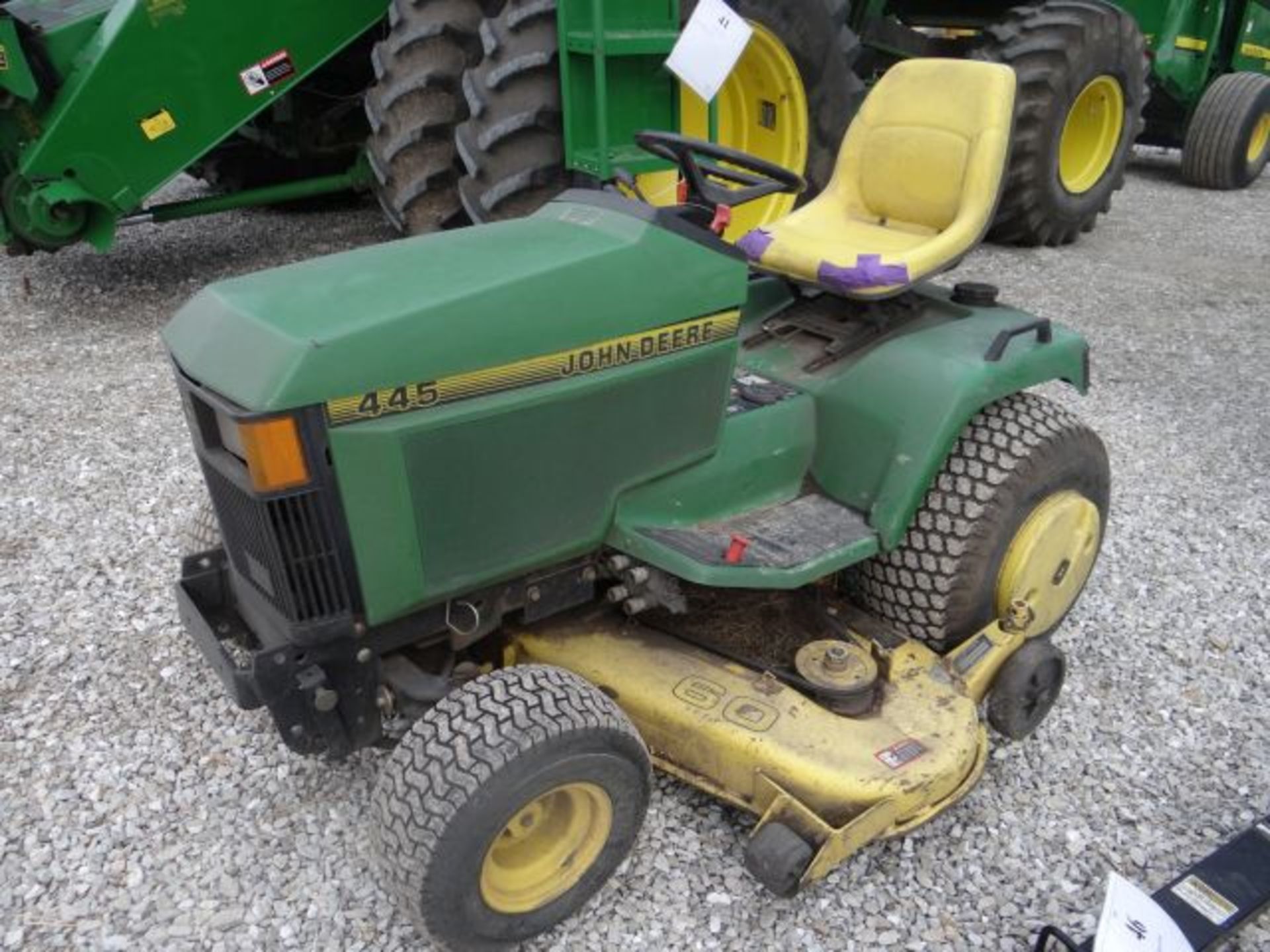 JD 445 Lawn Mower 1076 hrs