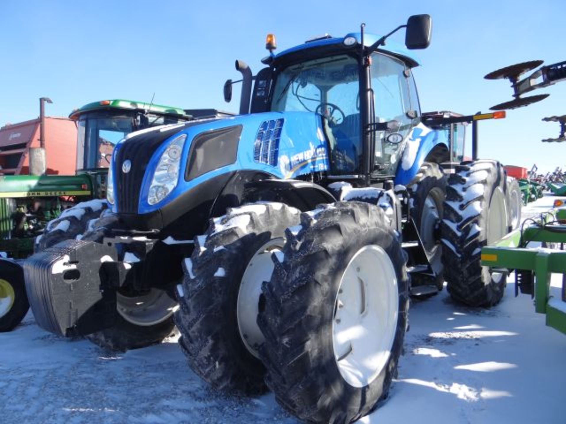 NH T8-300 Tractor #64401, 1831 hrs, MFWD, 4 SCV's, Michelin 480/80R46 Duals Rear, Michelin 380/85R34 - Image 3 of 5