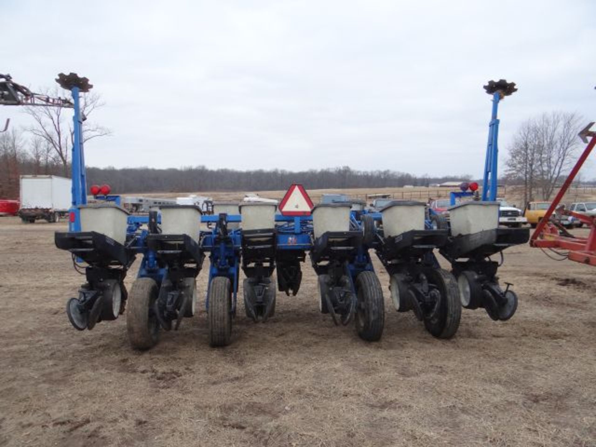 Kinze 611PT Planter 11/30, 11 Beans Cups in Planter, New 2017, 6 Corn Meters, New Monitor & Manual - Image 2 of 2