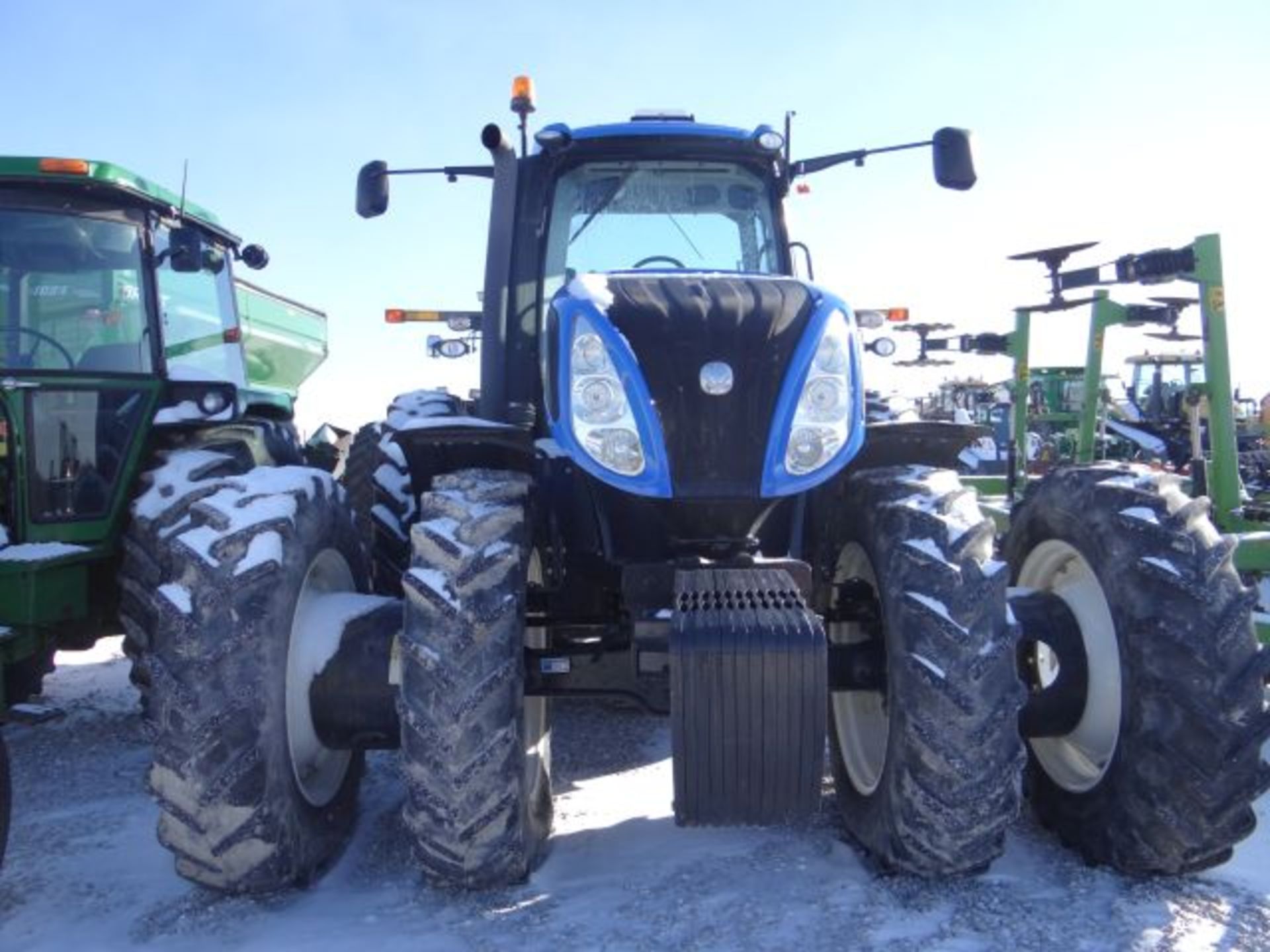 NH T8-300 Tractor #64401, 1831 hrs, MFWD, 4 SCV's, Michelin 480/80R46 Duals Rear, Michelin 380/85R34 - Image 4 of 5