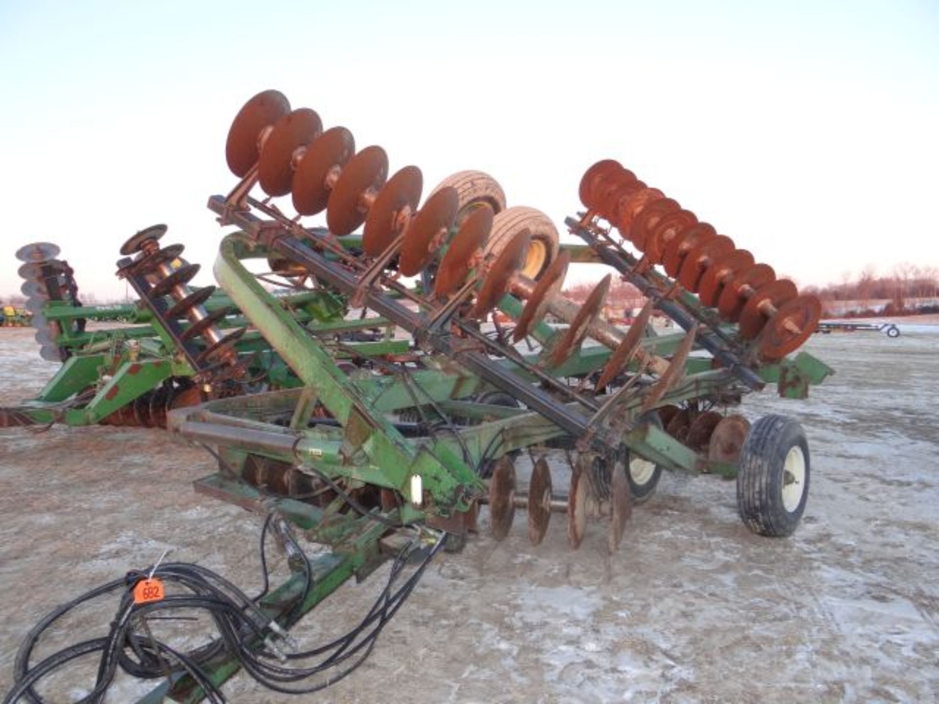 JD 220 Disc #157563,Center Fold Disk, 20' working Width, 11L-15 80% Tires, Fixed Duals on Main