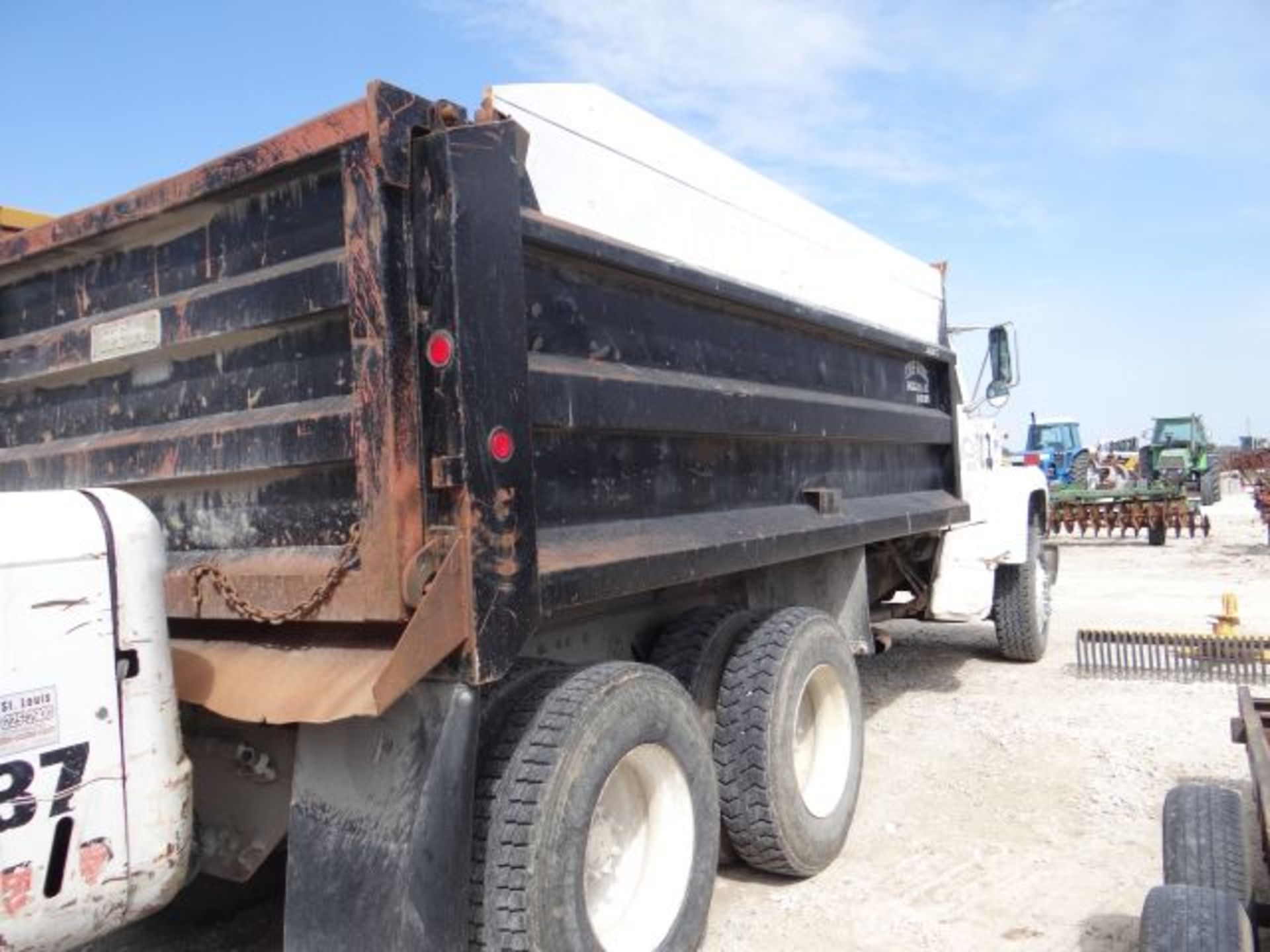 1997 Ford 880 Truck - Image 4 of 6