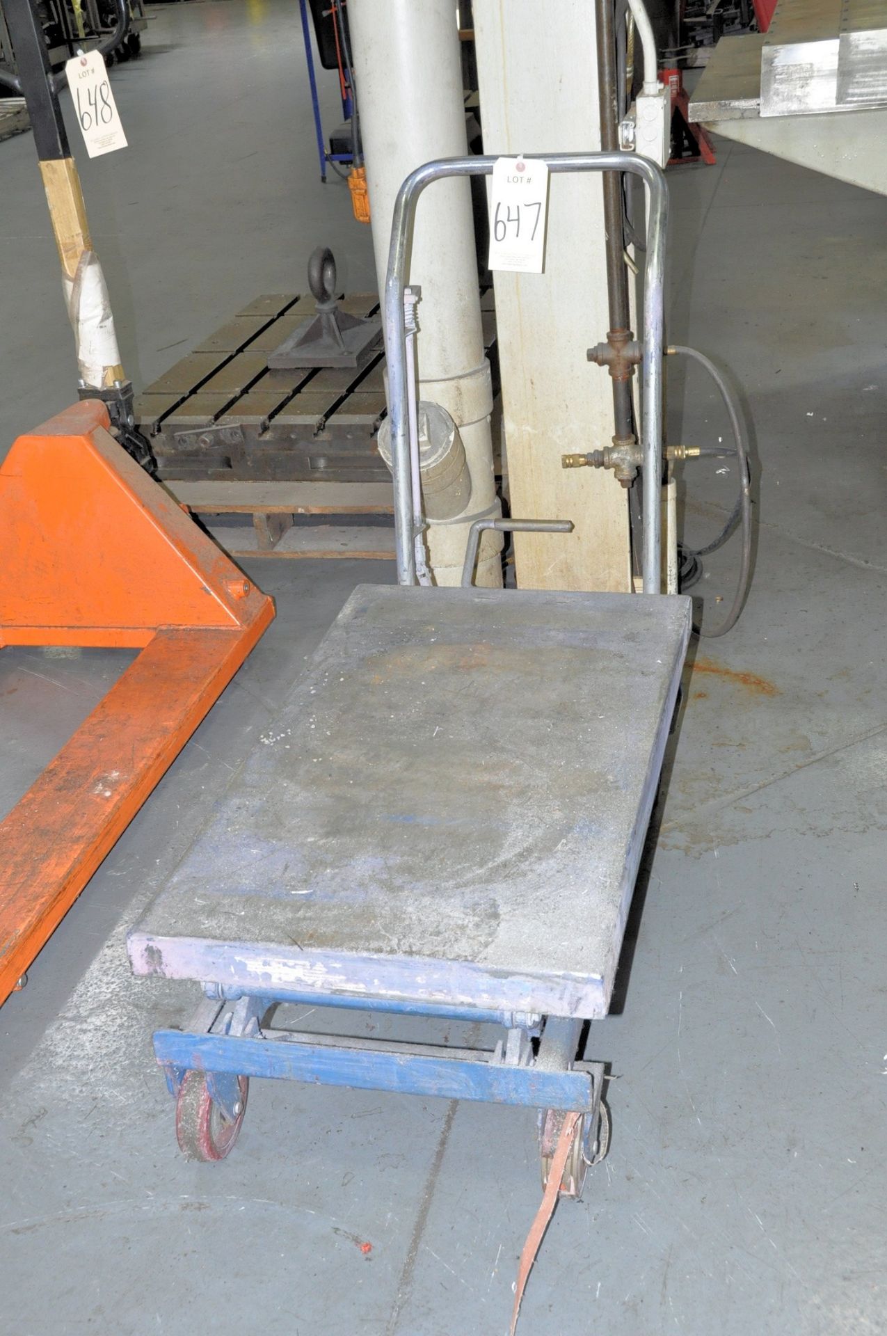 No Name Approx. 600-Lbs. Capacity Foot Operated Hydraulic Lift Cart