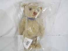 Steiff - A Steiff mohair bear exclusive to Danbury Mint 2004, button in ear with label, No 661365,