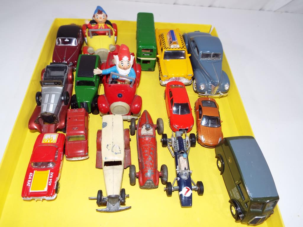 Diecast Models - a small quantity of good quality diecast model motor vehicles to include Dinky - Image 3 of 3