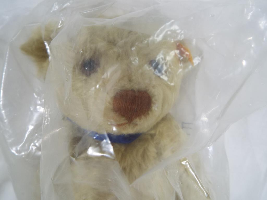 Steiff - A Steiff mohair bear exclusive to Danbury Mint 2004, button in ear with label, No 661365, - Image 2 of 2