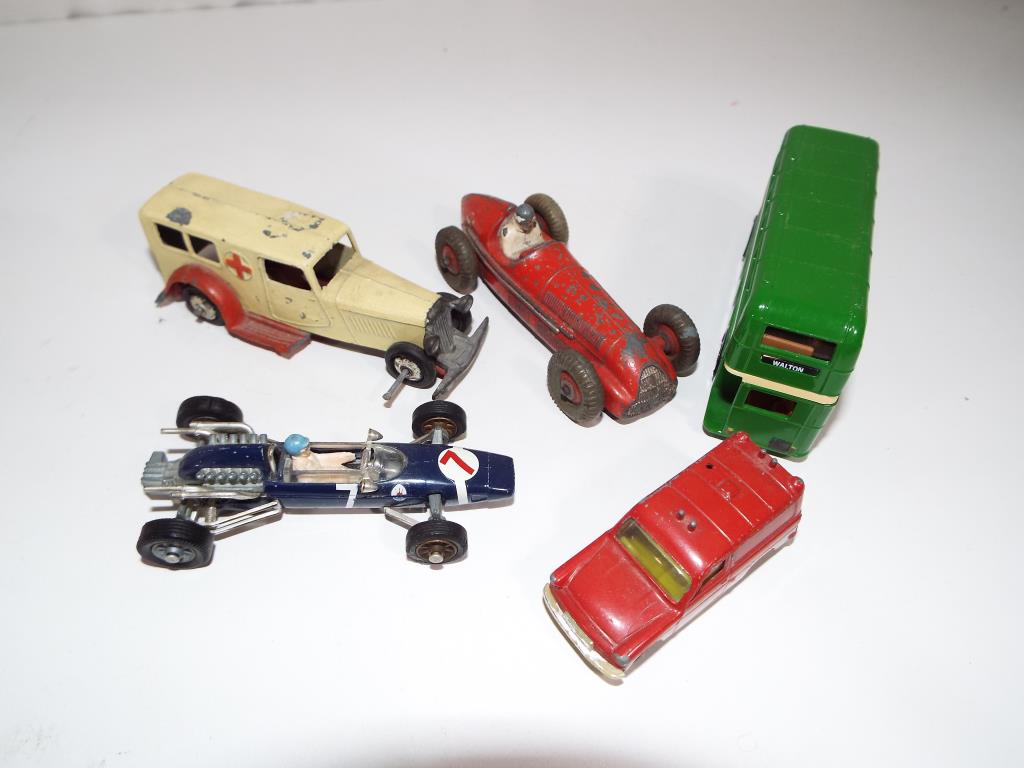 Diecast Models - a small quantity of good quality diecast model motor vehicles to include Dinky - Image 2 of 3