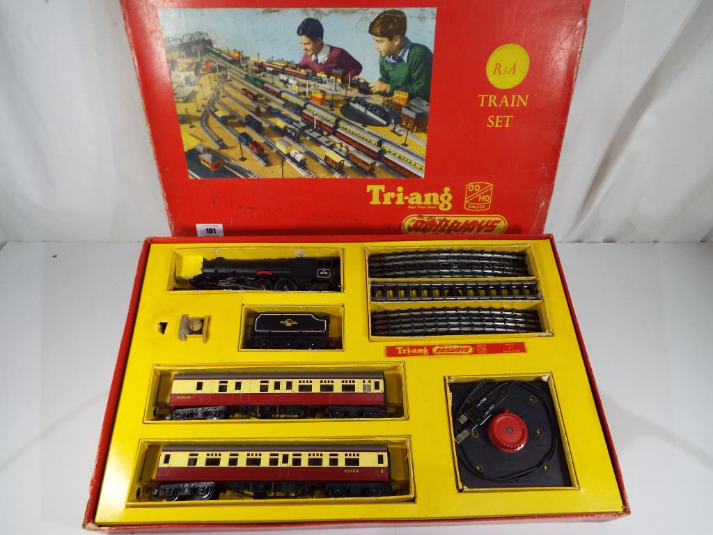 Model Railways - an HO / OO Tri-ang train set R3A comprising 4 - 6 - 2 locomotive with tender