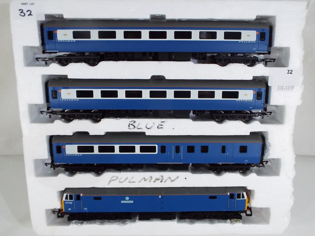 Model Railways - Hornby OO gauge Blue Pullman set, three mark 2 carriages, one locomotive,