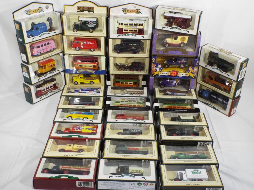 LLedo - 40 diecast vehicles in original window boxes all appear to be in mint condition - This lot