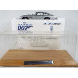 Danbury Mint - James Bond limited edition Aston Martin DB5 in 1:24 scale,