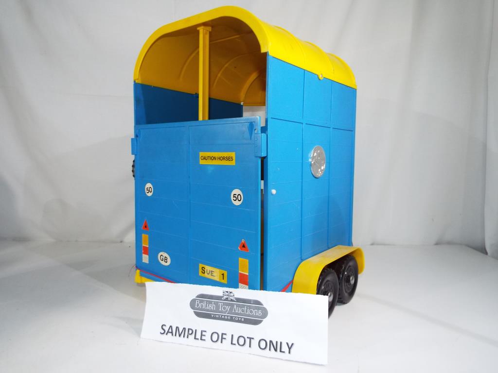 Sindy - a Sindy Boutique in original box and an unboxed Sindy Horsebox with three horses, - Image 3 of 4