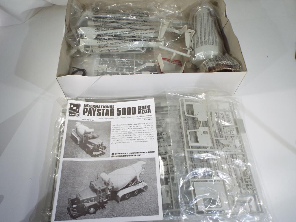 AMT - 1:25 scale model kit containing an International Paystar 5000 cement mixer box G items appear - Image 2 of 2