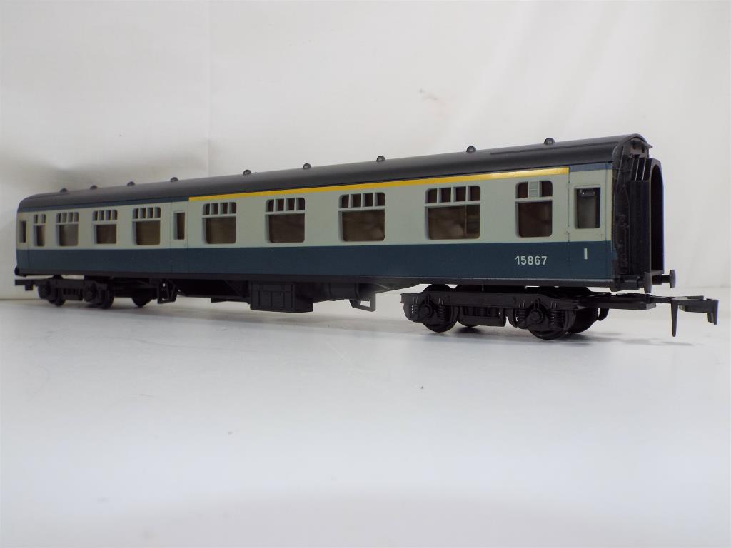 Model Railways - a collection of Lima O gauge comprising a mk1 first class coach in original box - Image 2 of 3