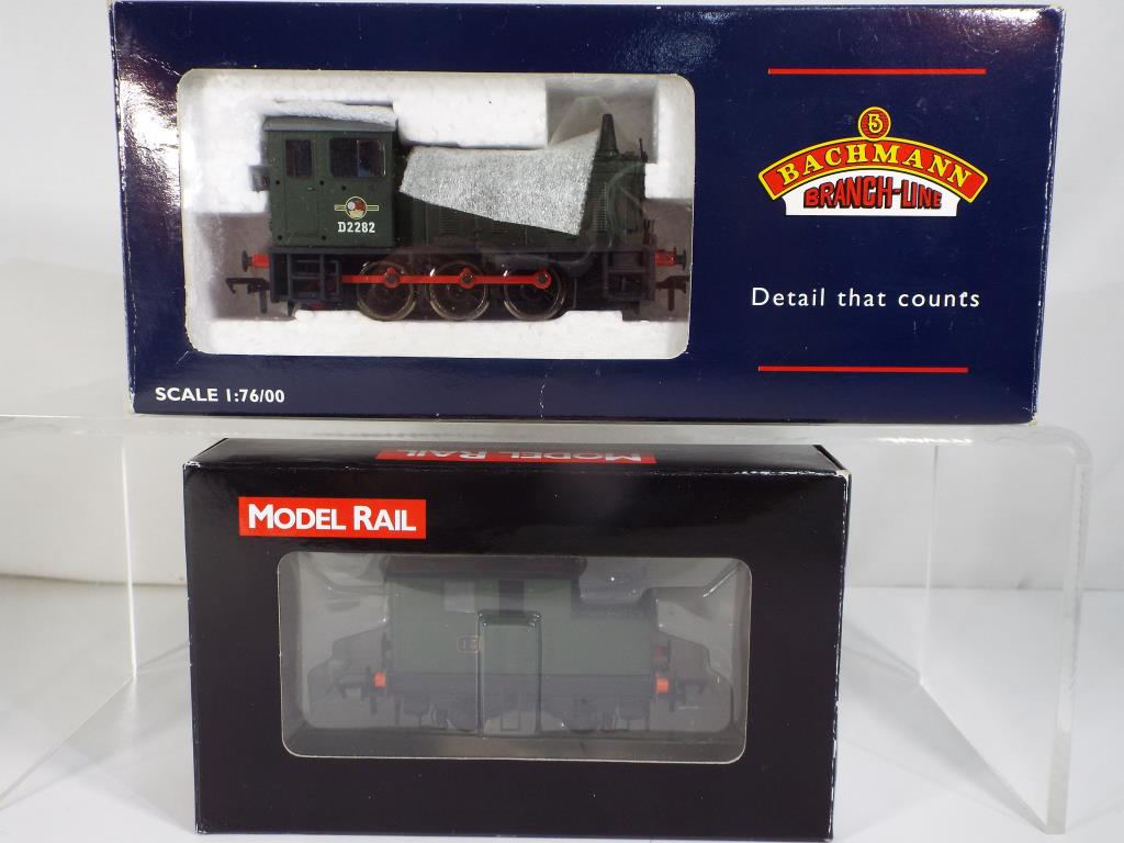 Model Railways - a Bachmann class 04 diesel shunter ref #31-338 and model rail GWR Centinel ref