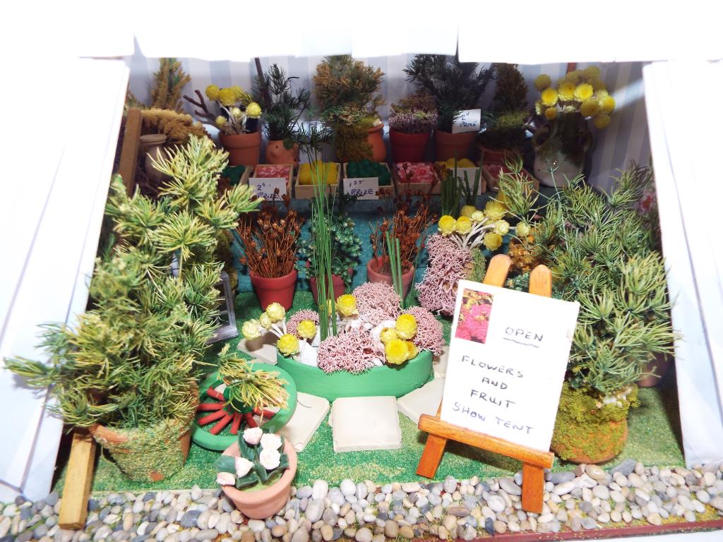 A wooden model shop with illumination and a flower and vegetable store (2) - Image 2 of 3