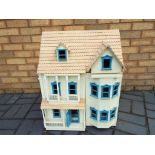 Dolls House - A good quality wooden dolls house, 68 cm x 54 cm x 42 cm,