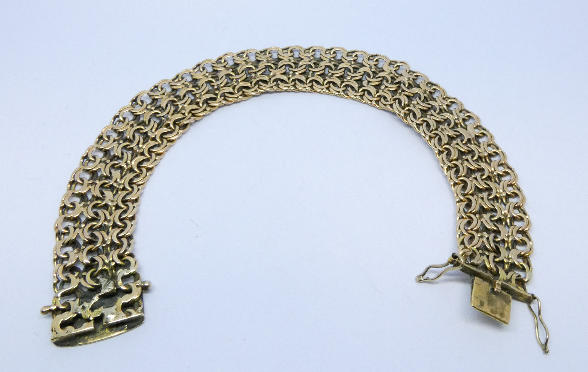 A Victorian yellow metal flexible bracelet un-hallmarked but tests as 9ct yellow gold 27.