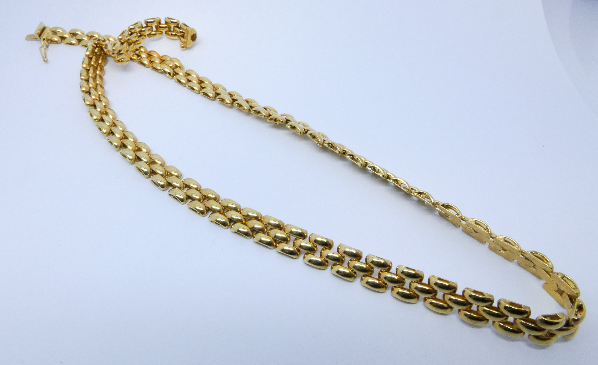 A modern 9ct yellow gold flattened link neck chain 21.