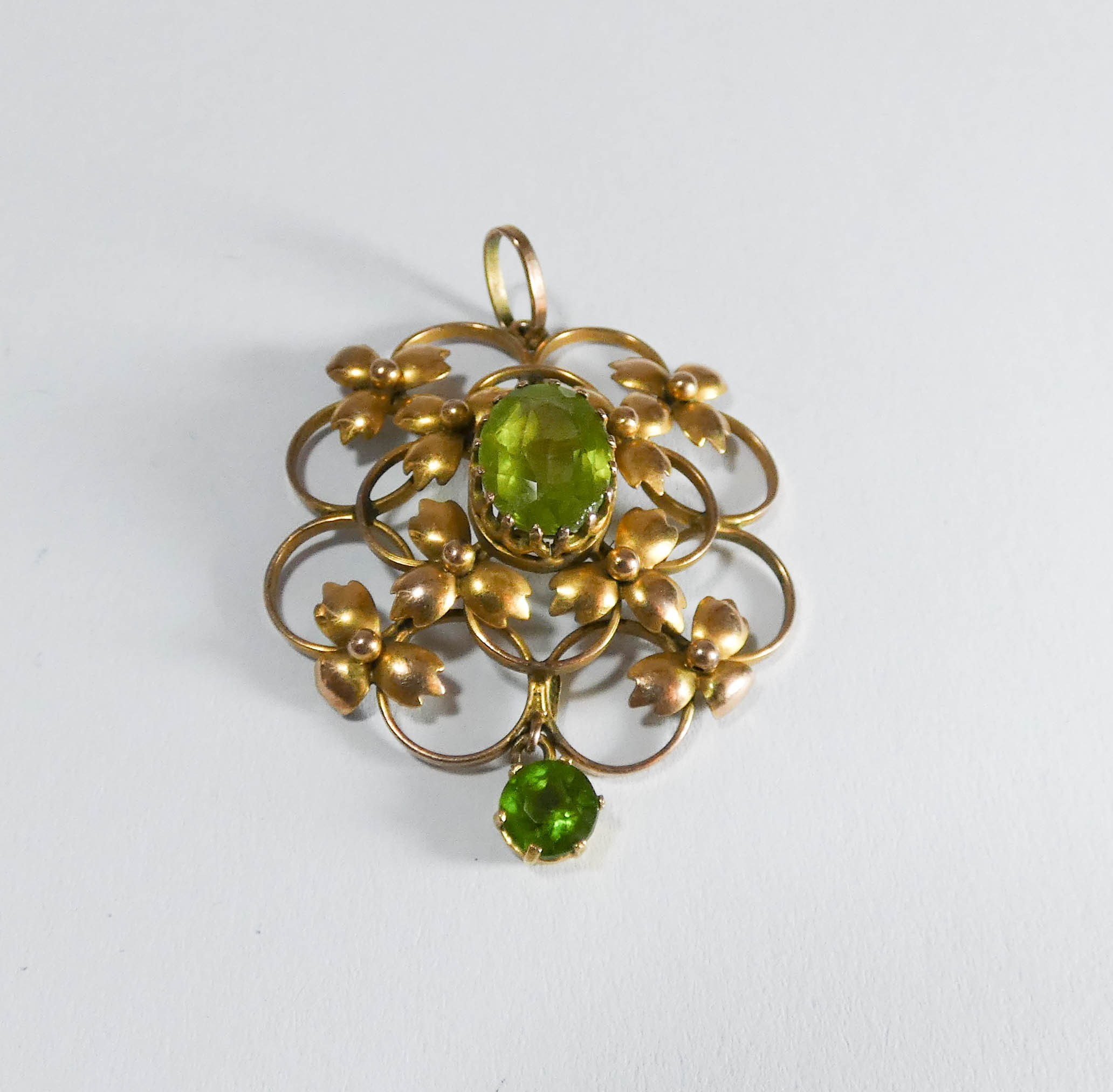 Art nouveau 9ct yellow gold and peridot pendant, 4.