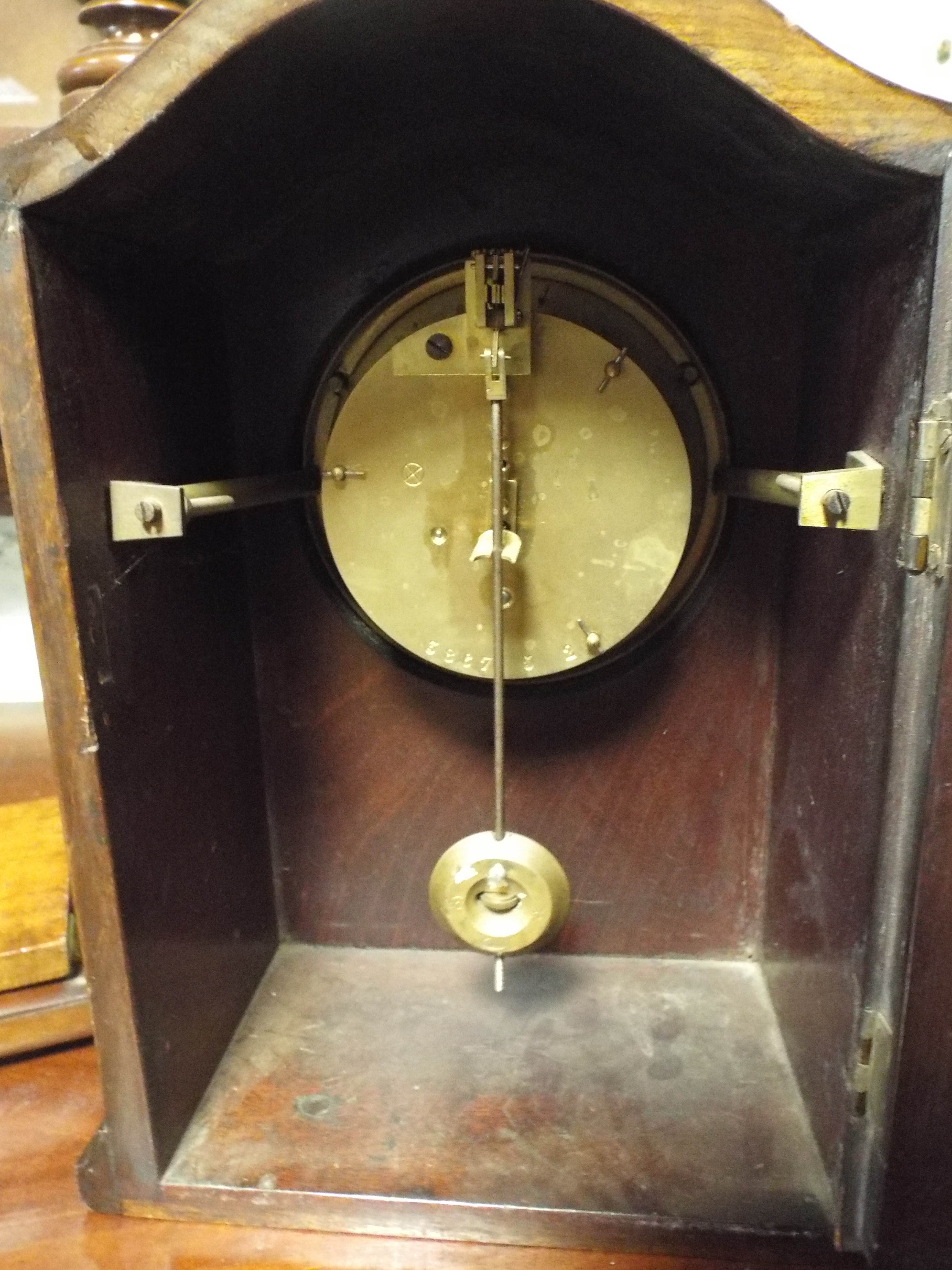 An Edwardian mantel clock in an inlaid mahogany case - Bild 2 aus 4