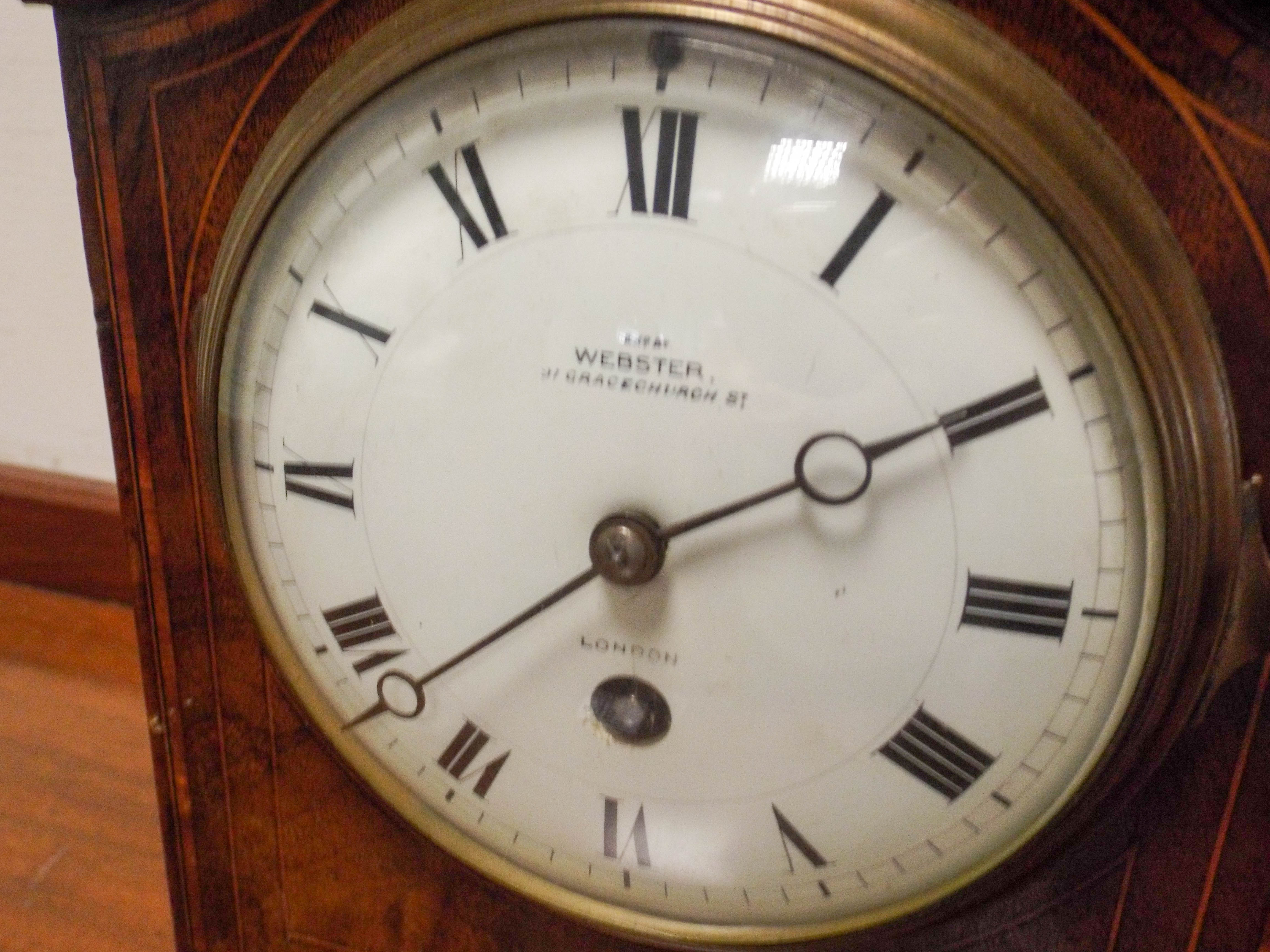 An Edwardian mantel clock in an inlaid mahogany case - Bild 4 aus 4