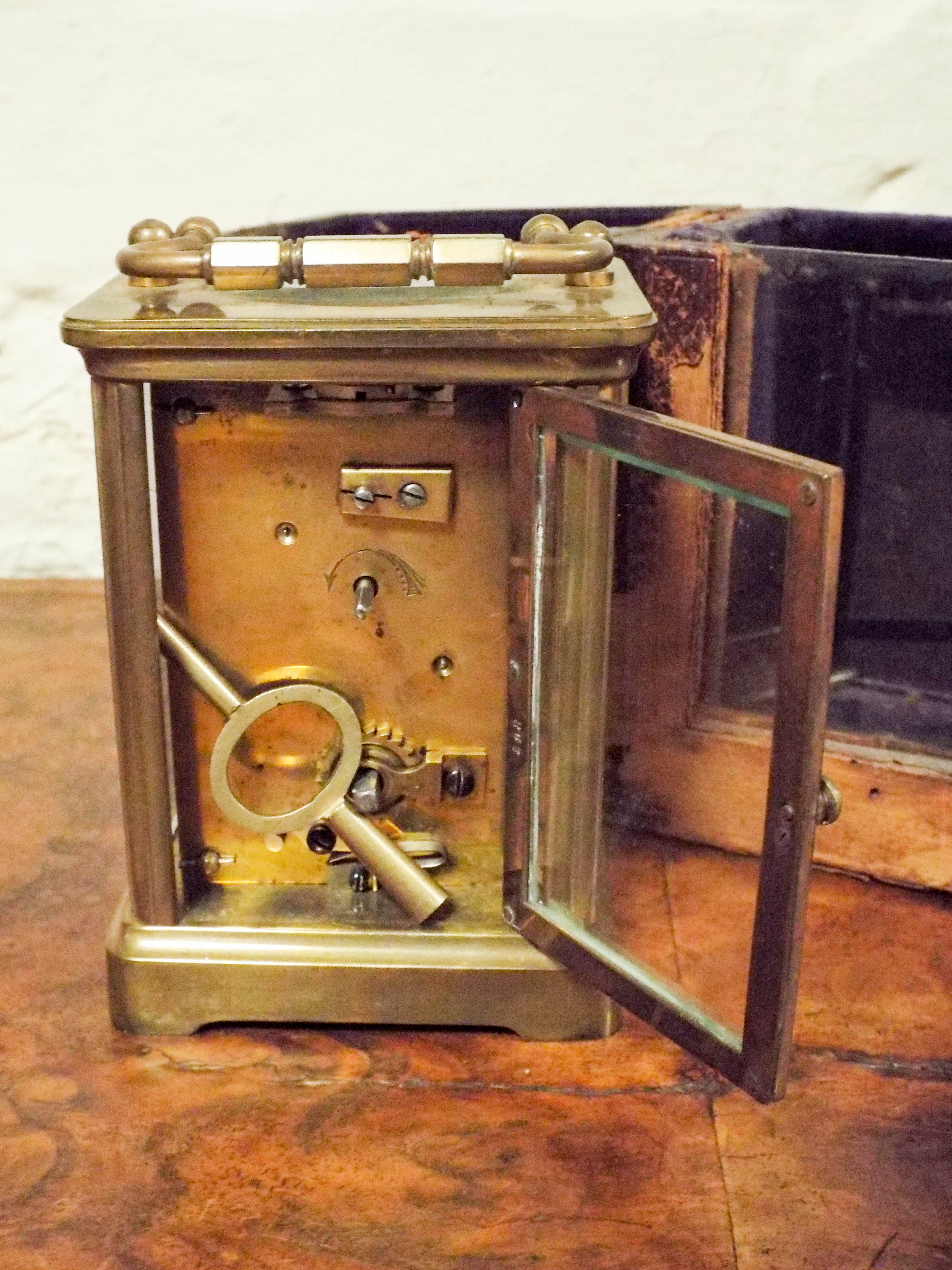 A gilt brass carriage clock in a leather travelling case with a key - Bild 2 aus 2