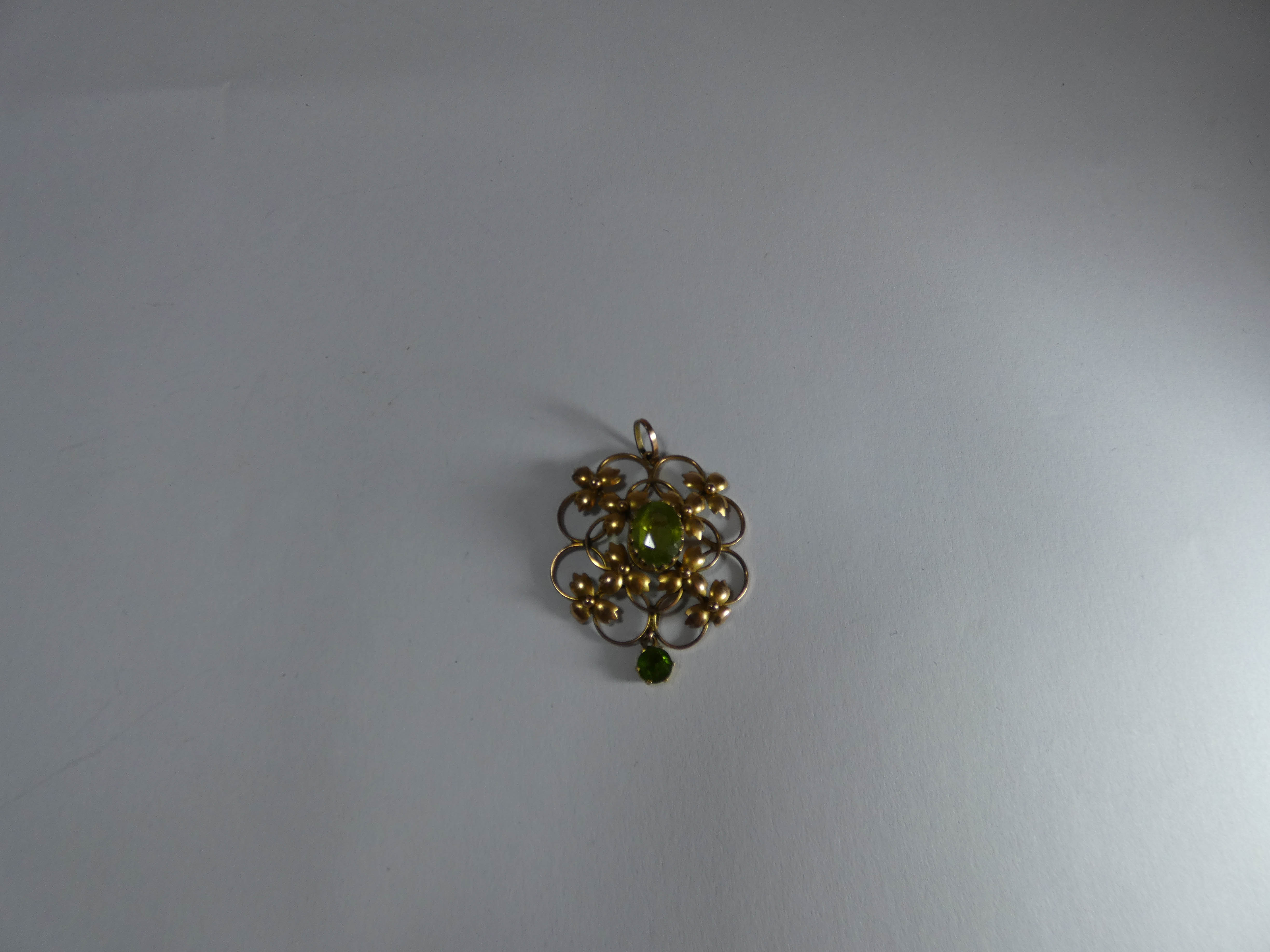 Art nouveau 9ct yellow gold and peridot pendant, 4. - Image 3 of 3