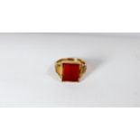 A 9ct yellow gold gentlemen's signet ring set with a trap cut agate 9ct hallmarks