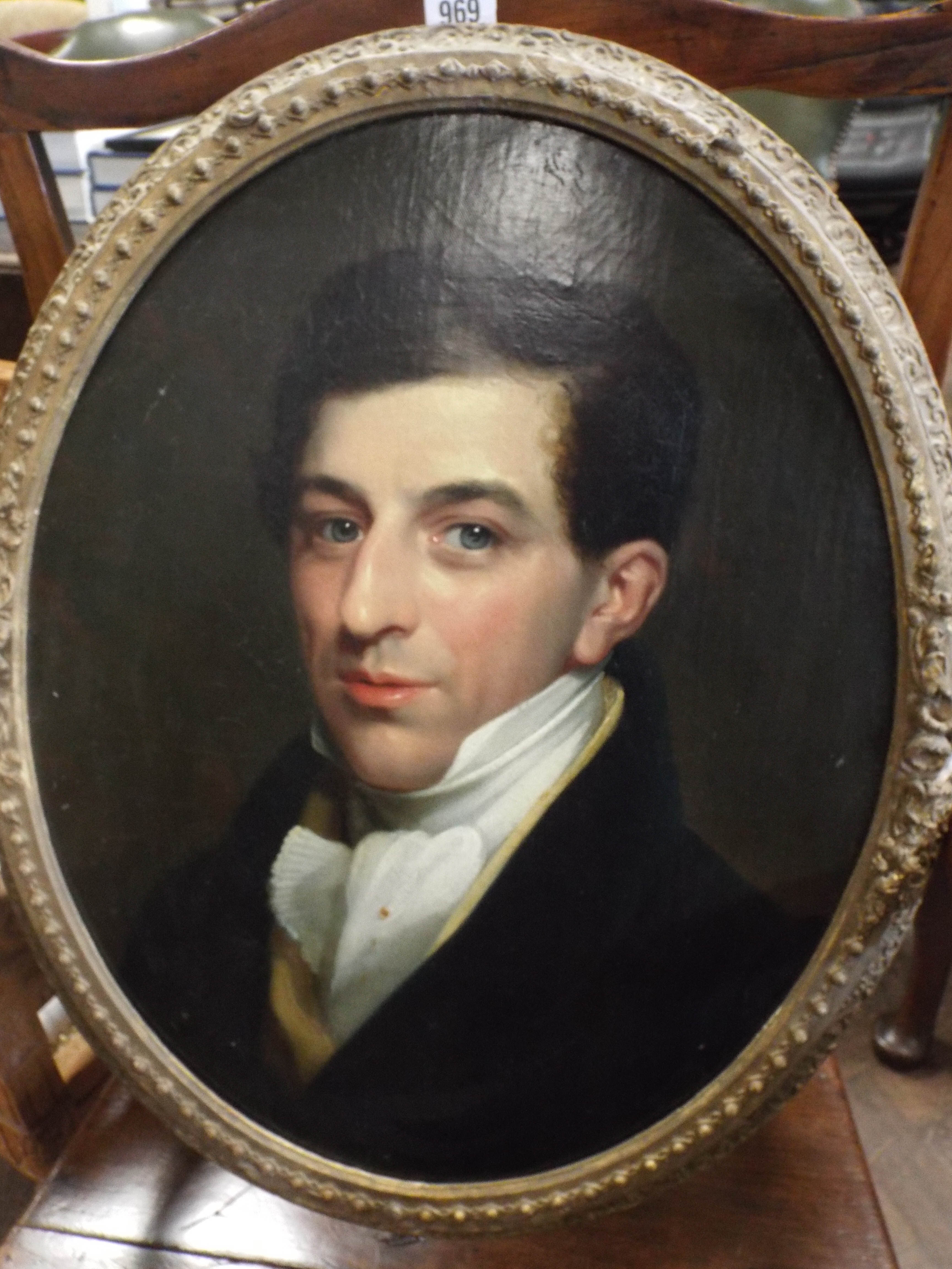 An early 19th Century oil on canvas portrait of a Regency gentleman in an oval gilt frame - Image 2 of 8