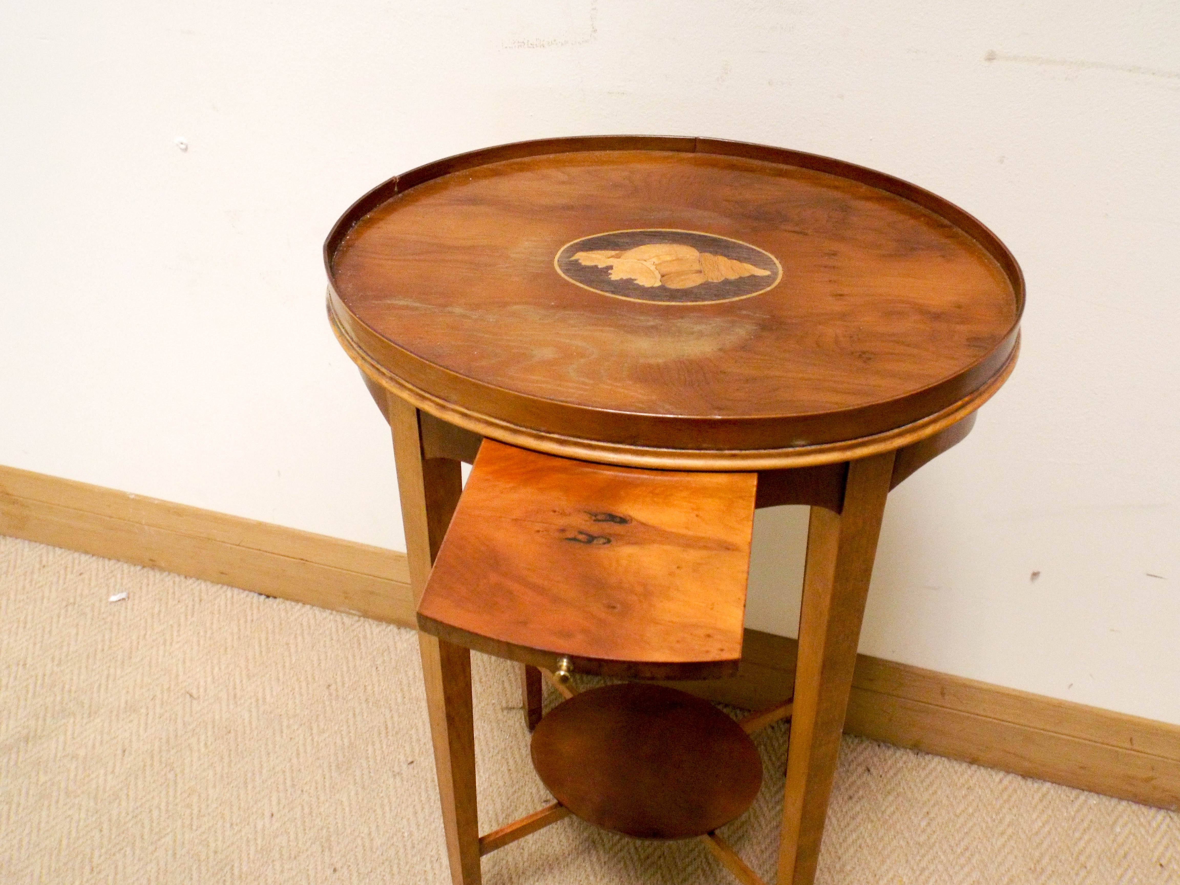 An oval satinwood shell inlaid two tier lamp table with pullout slide, 13" x 10. - Bild 5 aus 5