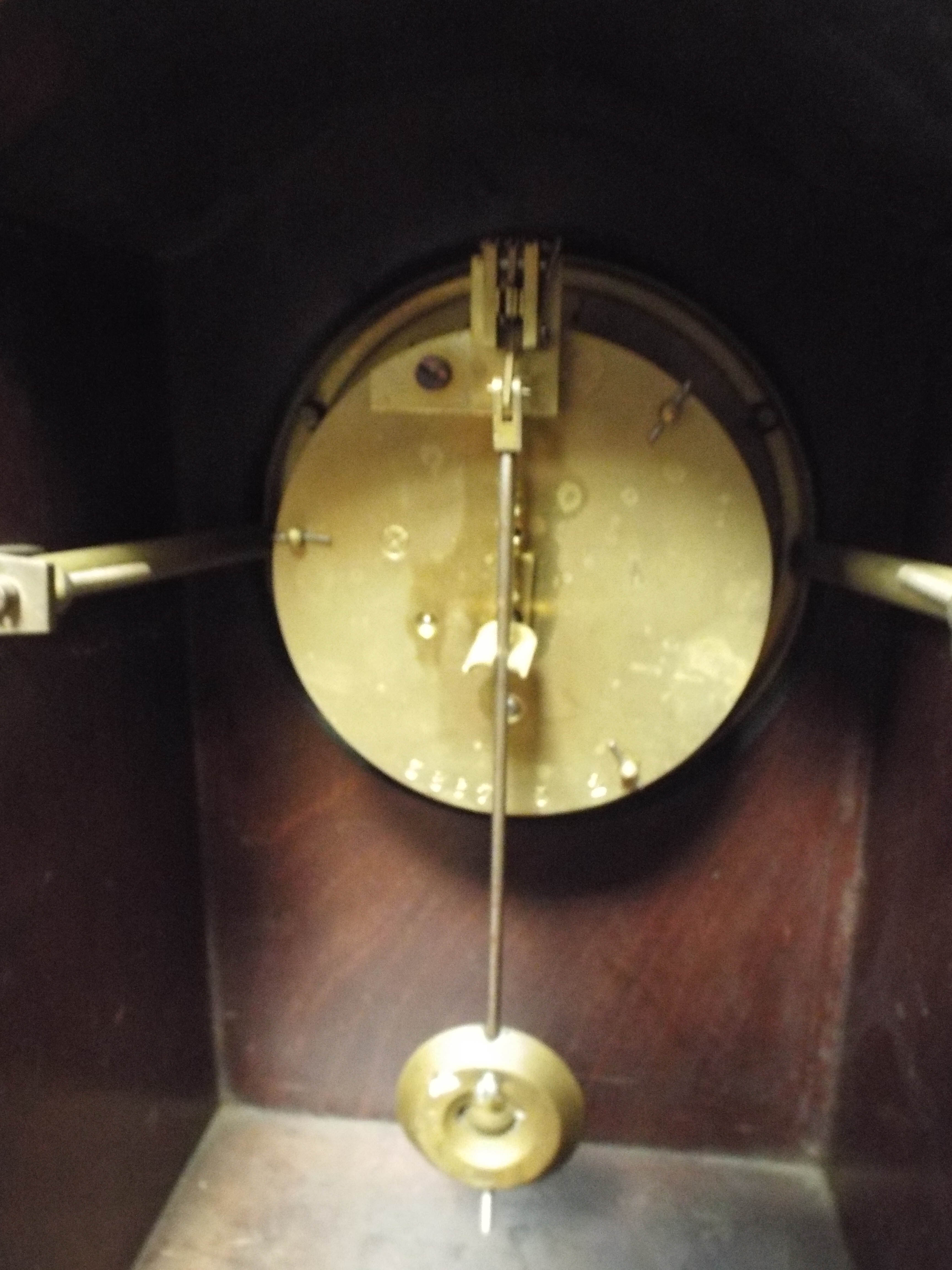 An Edwardian mantel clock in an inlaid mahogany case - Bild 3 aus 4