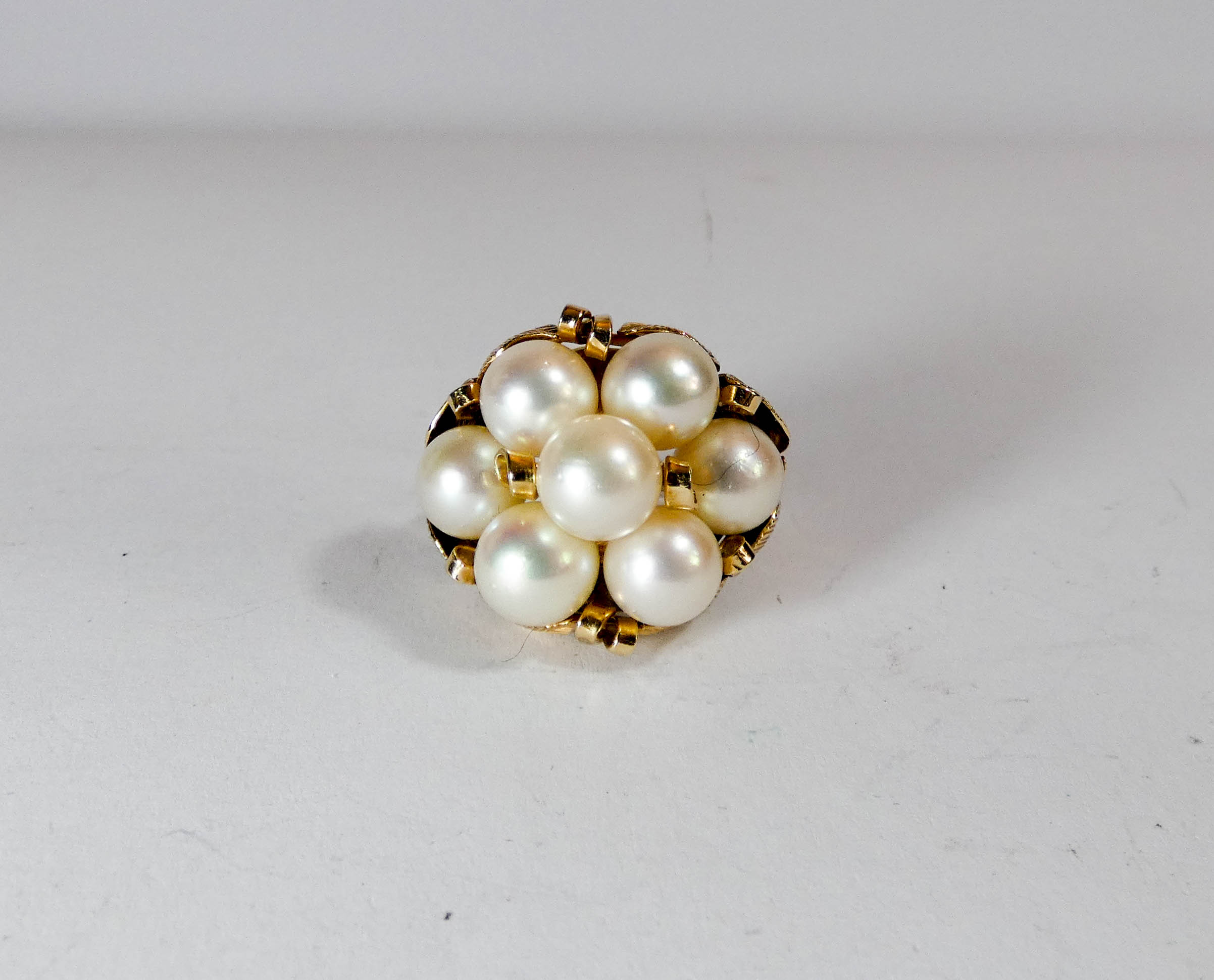 An American vintage 14ct yellow gold cultured pearl cluster ladies cocktail ring, - Image 3 of 4