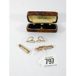 Cased set of gents vintage 9ct gold shirt studs, pair of lapel clips and two 9ct gold brooches,