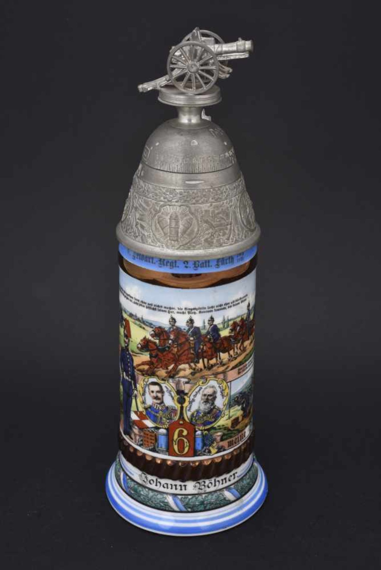 Chope du 6. Feldart Regt 2.Batt Fürth En porcelaine blanche d'1/2 litre, richement décorée.