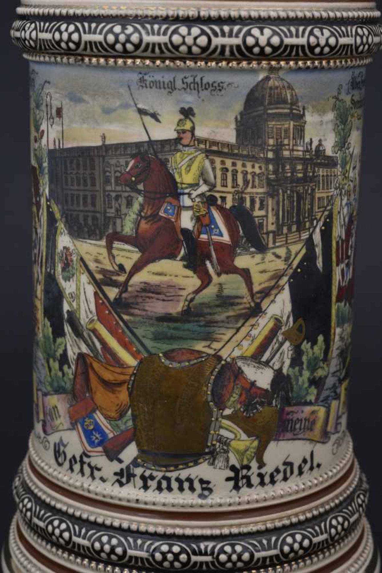 Chope du 3. Esk Garde Kürass Regt Im Berlin En mettlach d'1/2 litre, richement décorée. Les couleurs - Bild 2 aus 4