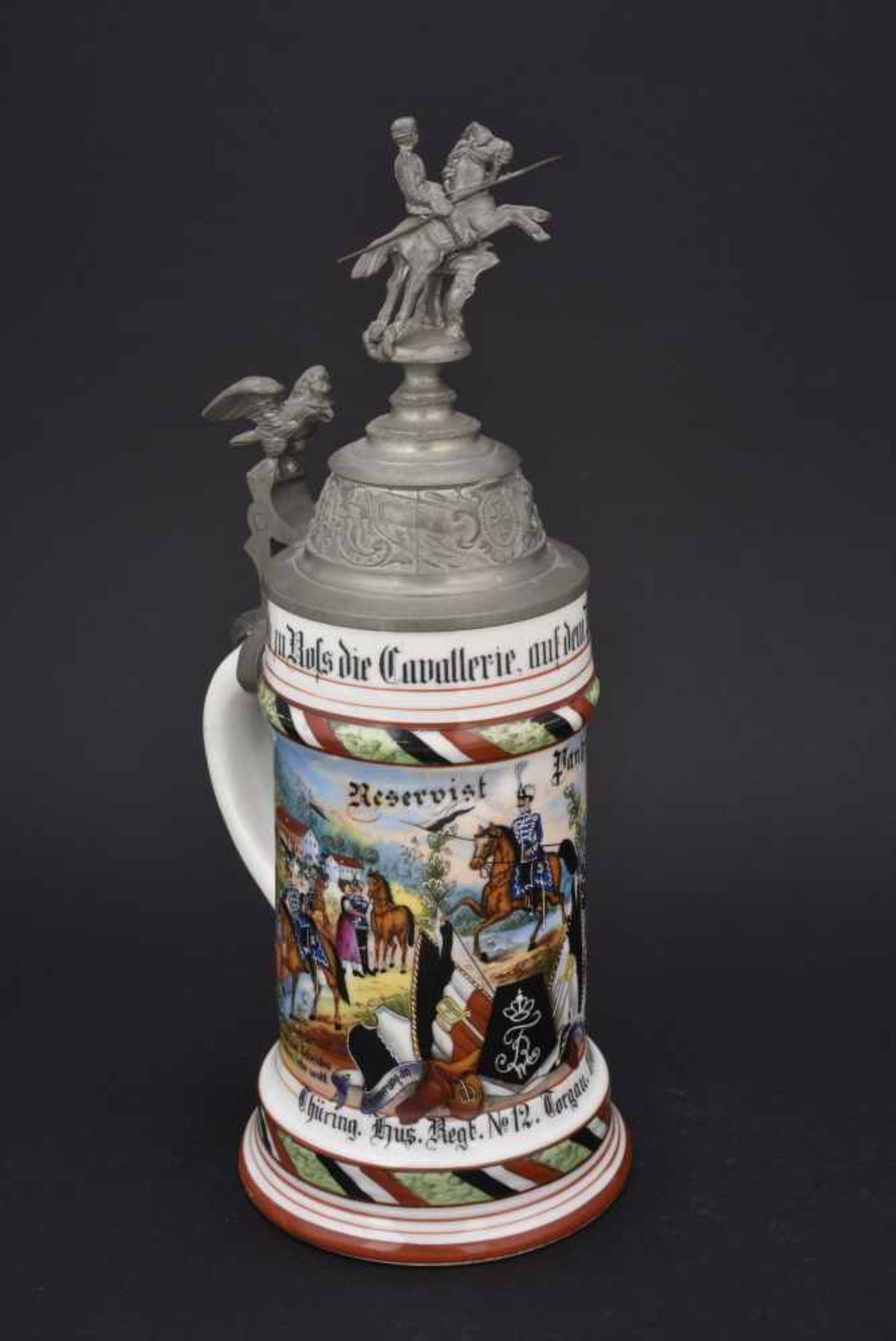 Chope du Thüring Hus Regt N°12 Torgau En porcelaine blanche d'1/2 litre, richement décorée. - Bild 2 aus 4