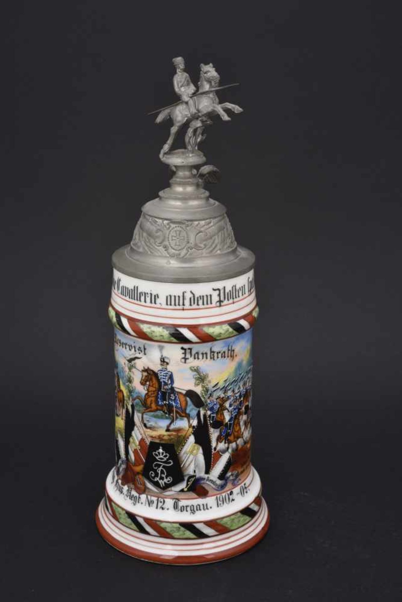 Chope du Thüring Hus Regt N°12 Torgau En porcelaine blanche d'1/2 litre, richement décorée.