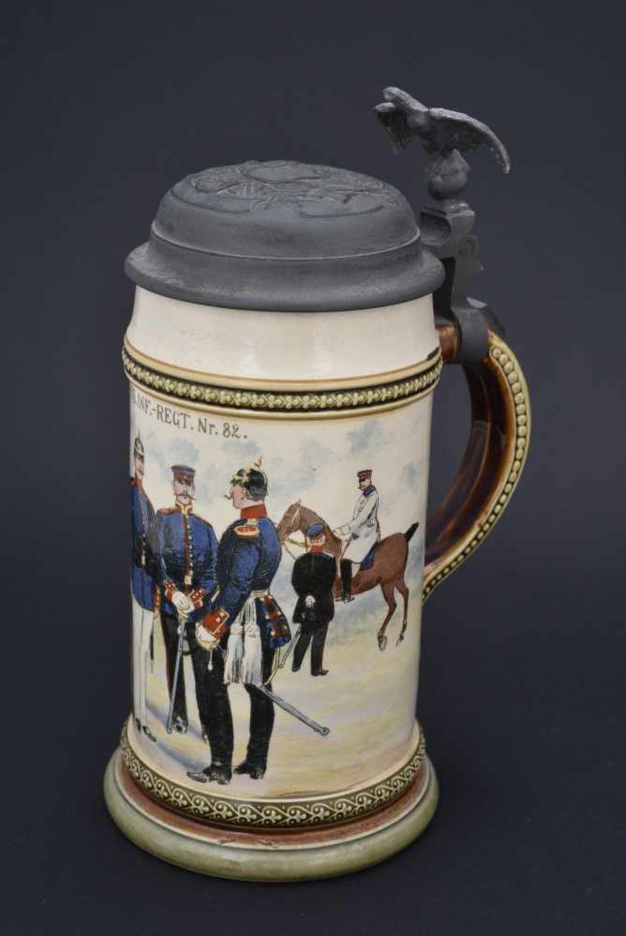 Chope du 2 Hess Inf Regt Nr 82 En mettlach d'1/2 litre. Couvercle complet avec décors et aigle,